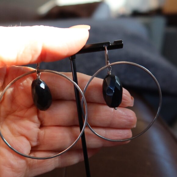 Black onyx and sterling silver large front facing hoops earrings by Dana Reed - Picture 5 of 13